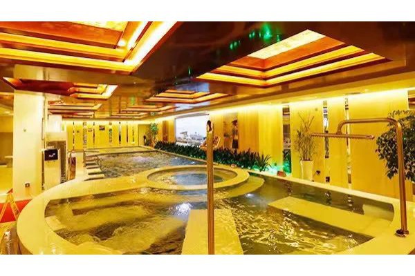 广州夜生活人气旺盛，人潮涌动揭秘